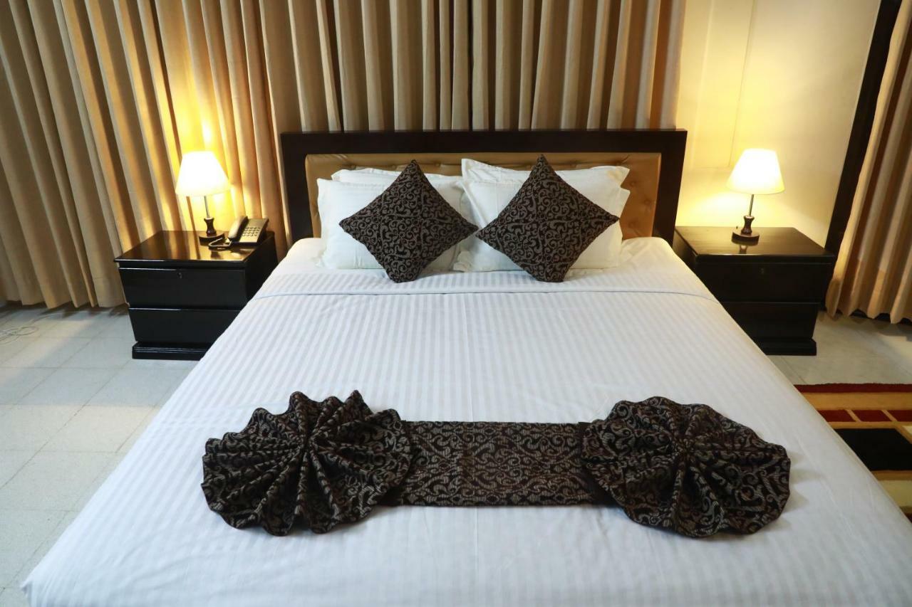 Hotel Suite Palace Dhaka Exteriör bild